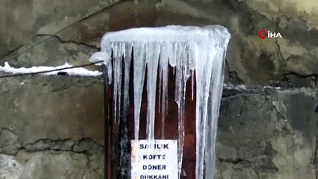 Yüksekova’da buz sarkıtları bir metreyi geçti