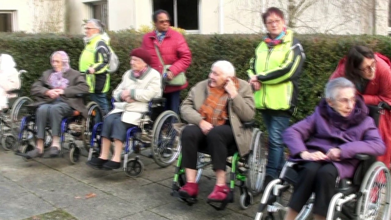 Sortie des résidents de l'EHPAD de Beaulieu sous la Roche pour le marché de Noël de la commune