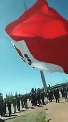 No te pierdas el vídeo de un soldado que vuela por los aires tras enredarse con una bandera