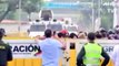 Militares venezolanos desertores cruzan con tanquetas hacia Colombia atropellando a la gente del bloqueo para escapar de la dictadura