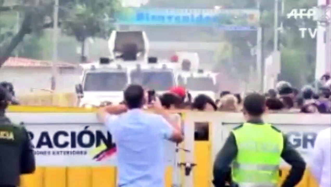 Militares venezolanos desertores cruzan con tanquetas hacia Colombia atropellando a la gente del bloqueo para escapar de la dictadura