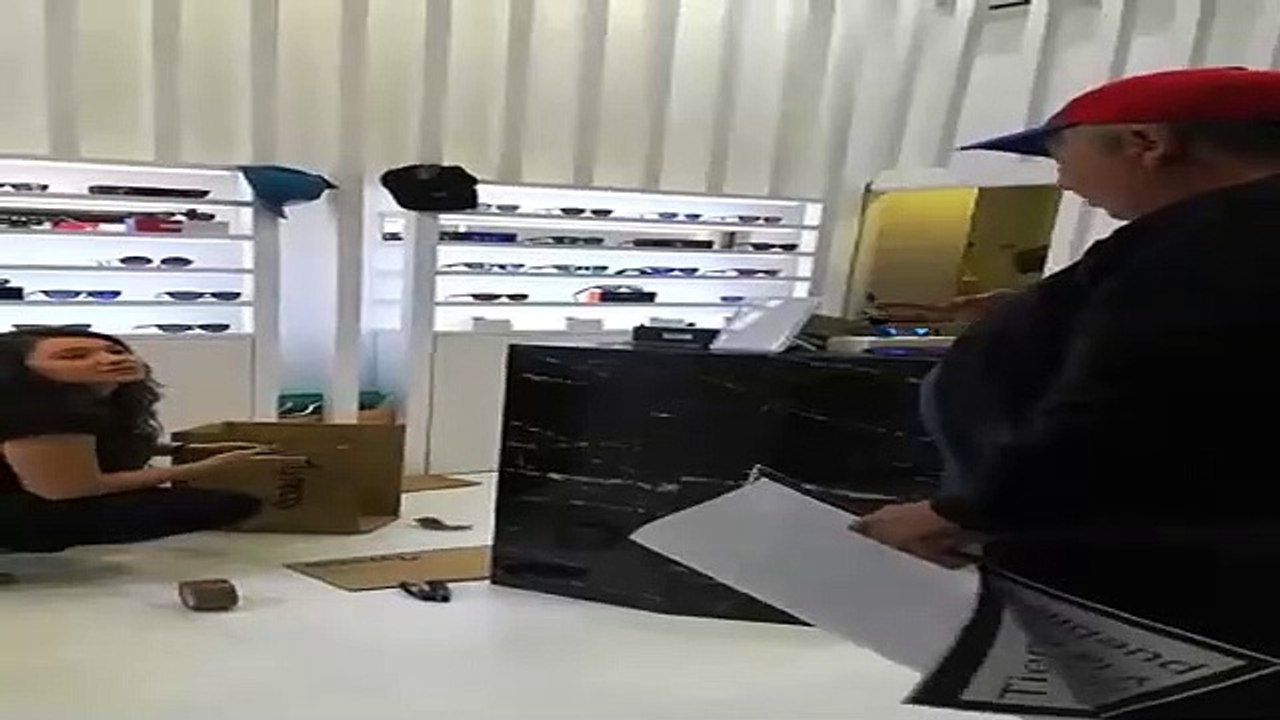 El escrache a Hawkers en Sol: "No compre en estas tiendas la montó un ladrón Venezolano"