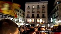 Torra sale de la Generalitat a saludar a los manifestantes que le apoyan
