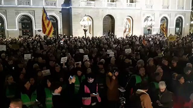 Concentració a Plaça Sant Jaume contra de la inhabilitació de Torra i Junqueras