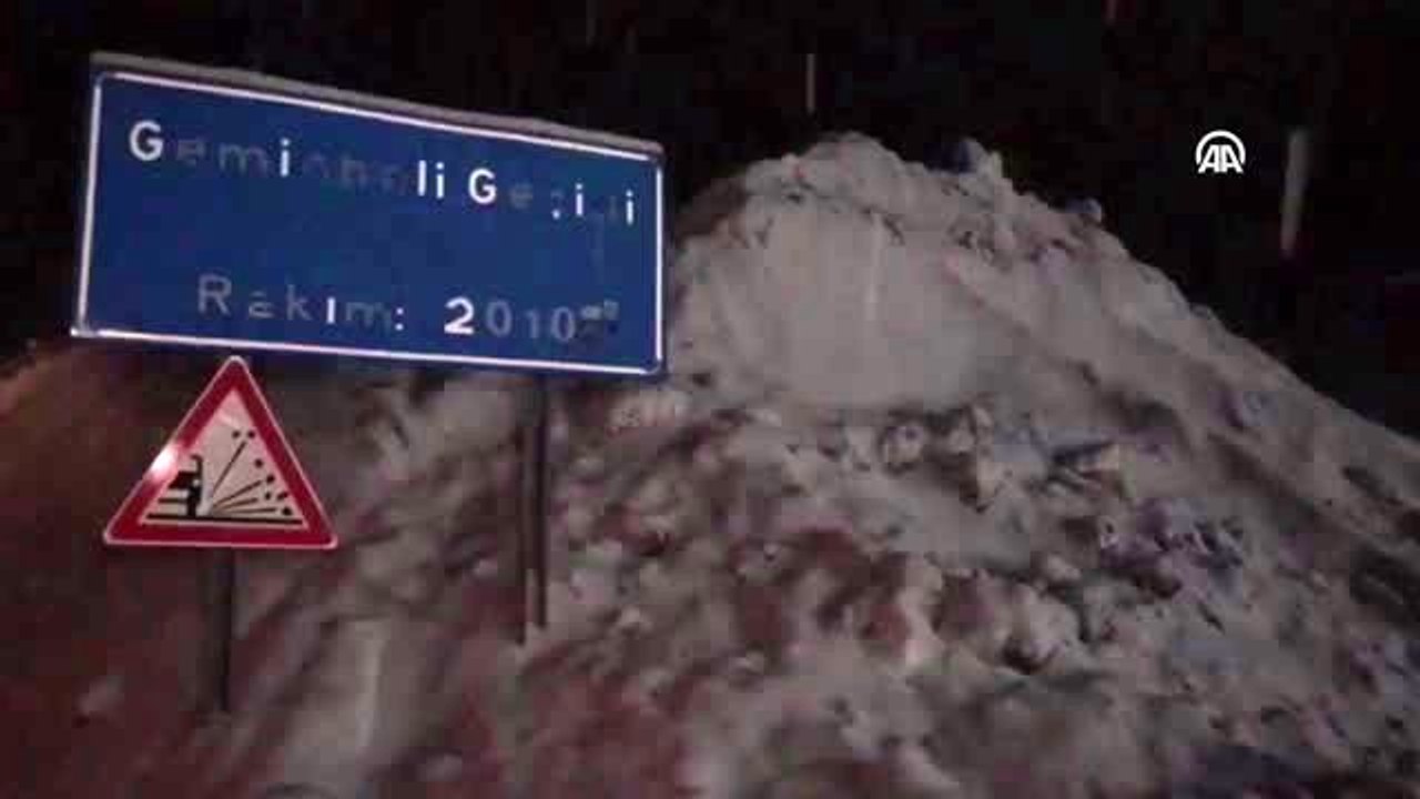 Kar yağışı ulaşımda aksamalara neden oldu