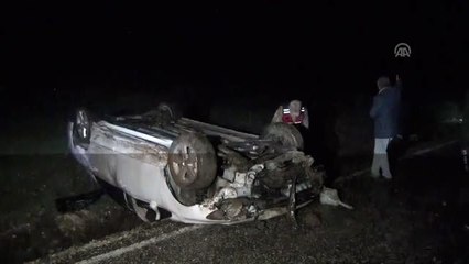 Devrilen otomobildeki 3 kişi yaralandı