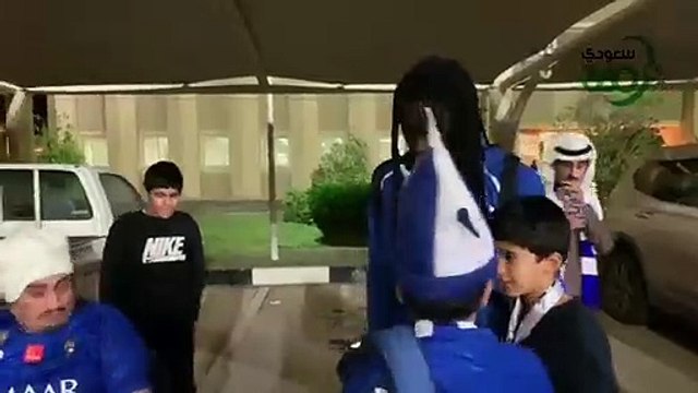 عدد من جماهير الهلال تحاصر قوميز خارج الملعب لالتقاط صور تذكارية معه عقب نهاية لقاء الفيصلي الهلال @f9atta