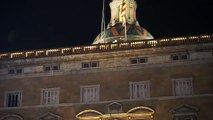 Abaixen la bandera d'Espanya del Palau de la Generalitat