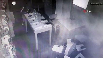 Levye ile girdiği dükkandan telefonları böyle çaldı