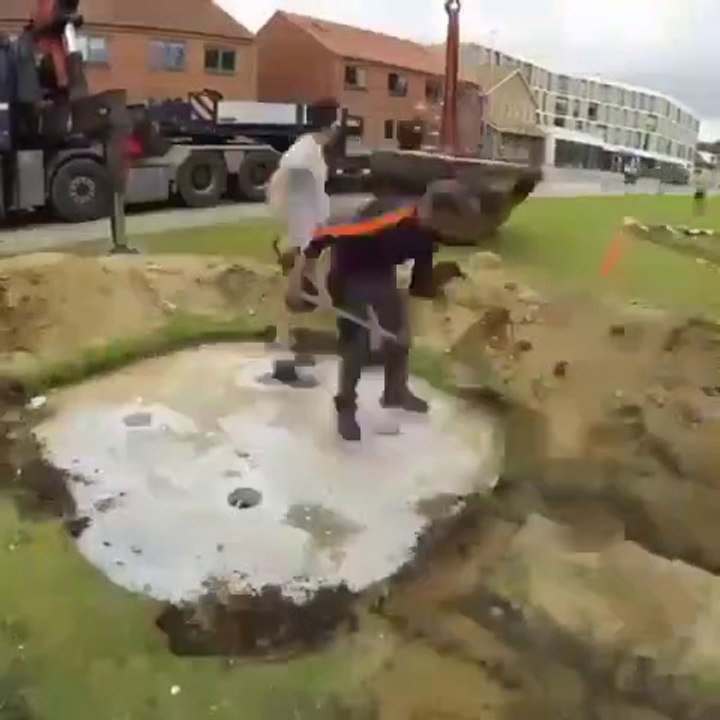 Regardez pourquoi ils coulent du béton dans de gros trous dans la pelouse...