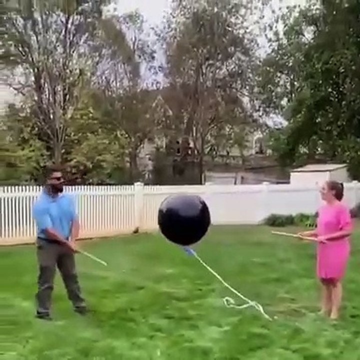 Pour rattraper un simple ballon ils ont failli se faire très très mal