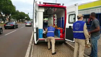 Passageira de moto sofre corte na perna e é socorrida pelo Siate