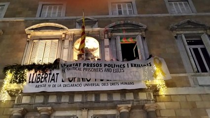 Vuelven a colgar la pancarta que le ha valido la inhabilitación a Torra en el Palau de la Generalitat de Catalunya