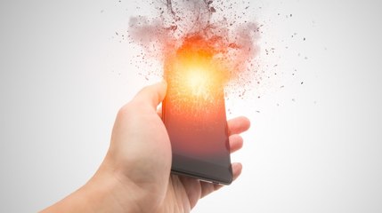 Le explota el teléfono móvil en el bolsillo del pantalón y pasa esto…