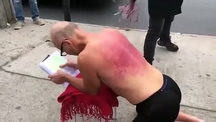 Este profesor recibe 106 latigazos para protestar contra un despido masivo de docentes en un instituto católico