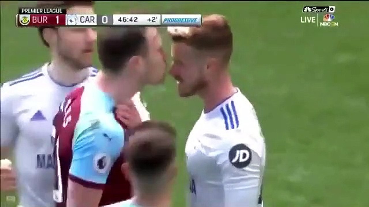 Este cariñoso futbolista recibe una tarjeta amarilla por besar a un contrario durante un partido
