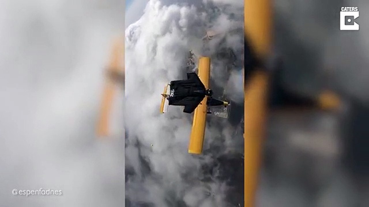 Deporte extremo: vuela junto al ala de un avión a casi 5.000 metros de altura