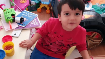 Anıl Çok Şaşkın! Kıyafetlerini Yanlış Giyiyor. Babasının Kıyafetlerini Giyiyor.