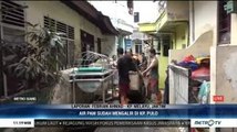 Warga Kampung Melayu Bersihkan Lumpur Sisa Banjir