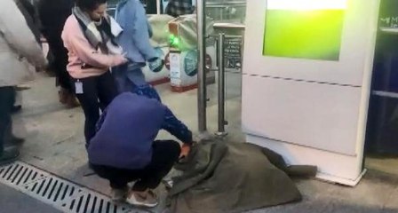 Topkapı'da liseli genç soğuktan titreyen köpeği montuyla örttü