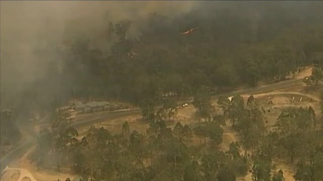 Miles de personas huyen de los incendios en Australia