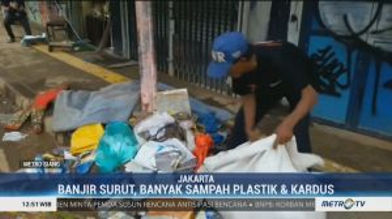 Sampah Sisa Banjir Jakarta Bawa Keuntungan Berlipat Bagi Pemulung