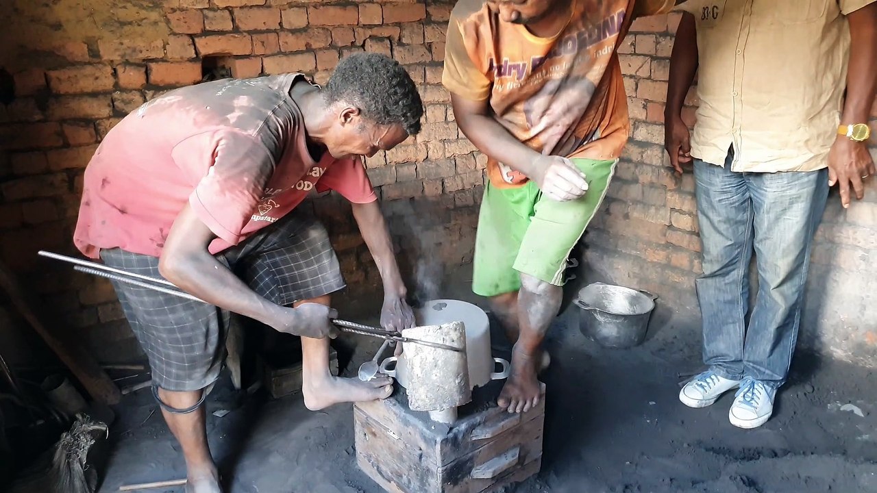 Video fabrication de marmites - Madagascar Novembre 219