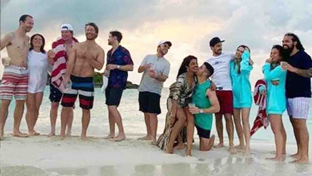 Priyanka Chopra-Nick Jonas Steal A Kiss On The Beach. Isn't It Romantic? Boldsky