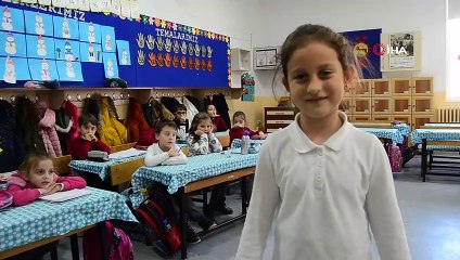 Soğuğa aldırmadı, İstiklal Marşı’nı bahçede tek başına okudu