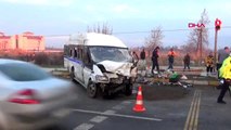 Manisa tarım işçilerini taşıyan minibüsle kamyonet çarpıştı 1 ölü, 24 yaralı