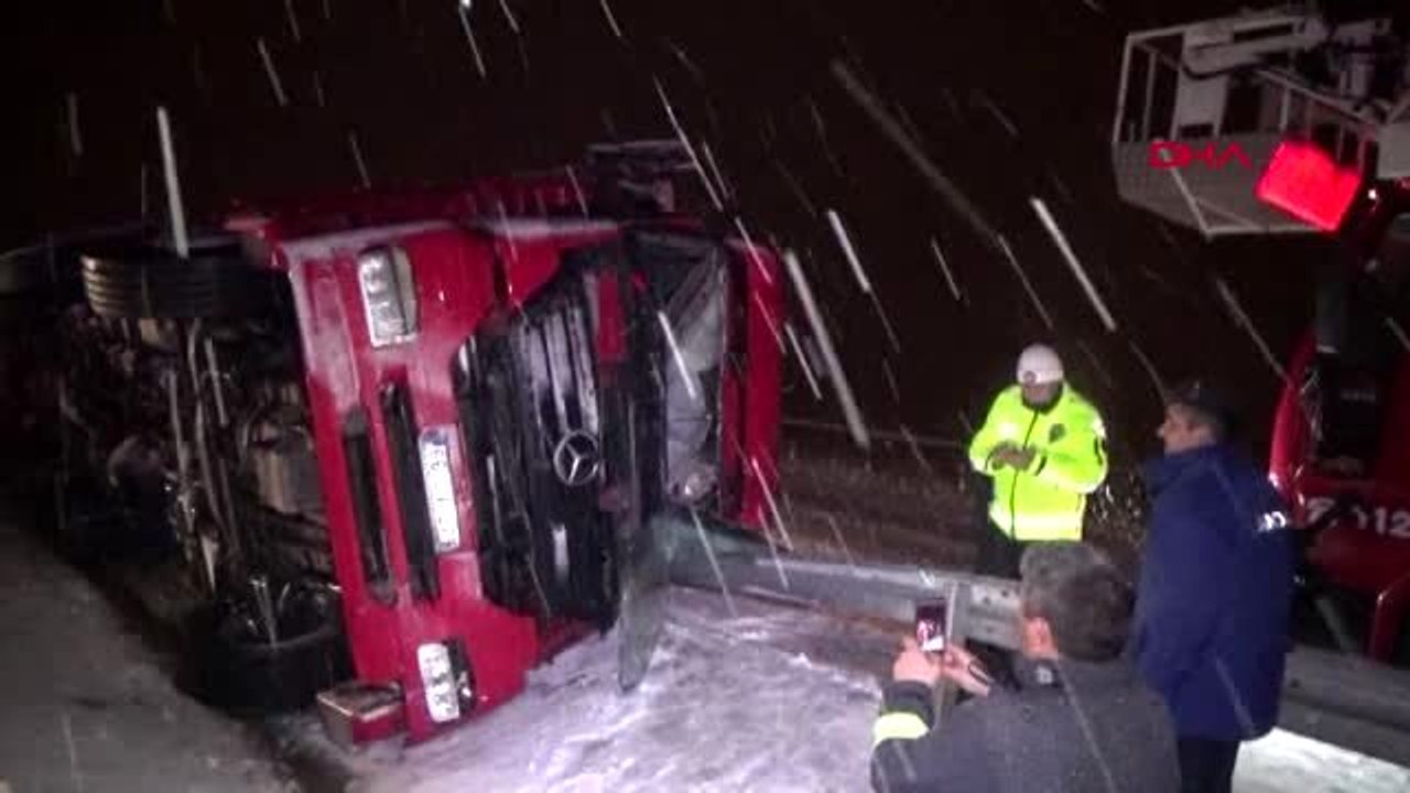 Kayseri'de devrilen tır'ın sürücüsü öldü