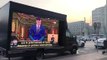 El camión que recorre Madrid con vídeos de todas las mentiras de Pedro Sánchez