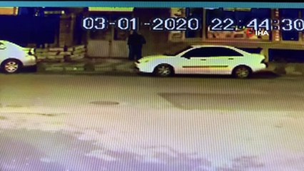 Araçta oturan ağır yaralı şahsın yol kenarına bırakıldığı anlar kamerada