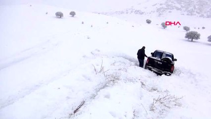 Muş'ta gazetecileri taşıyan araç şarampole uçtu