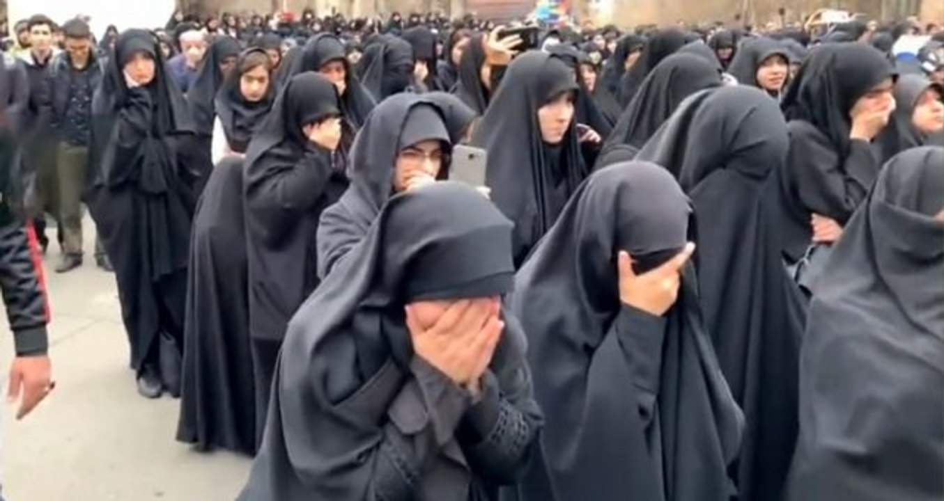 Kasım Süleymani'nin cenazesine hüngür hüngür ağlayan kadınların kederi damga vurdu