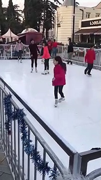 Géorgie: Une fille essaye de glisser dans une patinoire médiocre !