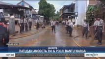 TNI-Polri Bantu Warga Bersihkan Material Sisa Banjir