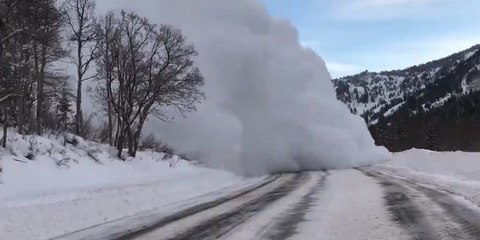 Momento exacto en el que una impresionante avalancha cubre de nieve una carretera