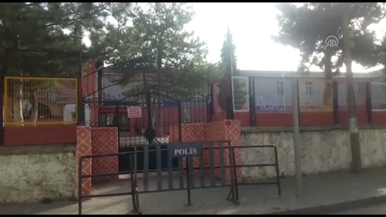 İlkokul öğrencisi soğuk havaya rağmen İstiklal Marşı'nı tek başına okudu