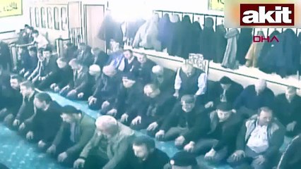 Camide kavga eden husumetlileri cemaat ayırdı
