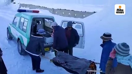 7 किमी स्ट्रेचर पर बीमार महिला को एंबुलेंस तक ले गए