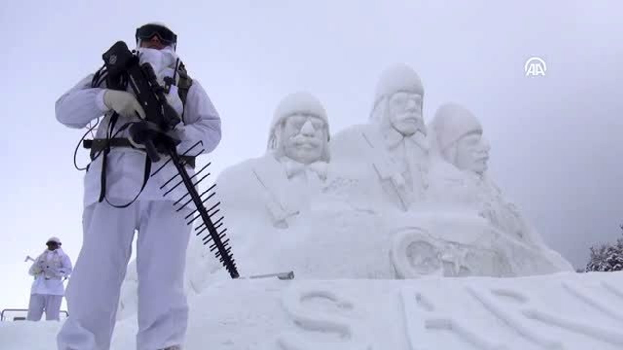 "Sarıkamış Şehitleri" anısına yapılan kardan heykeller duygulandırıyor