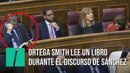 Ortega Smith lee un libro mientras Pedro Sánchez habla