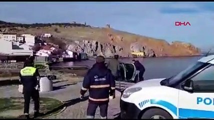 Otomobilini denize süren sürücüye kazmalı müdahale