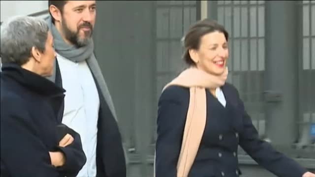 Primera jornada de investidura entre luces de navidad y maletas de turistas