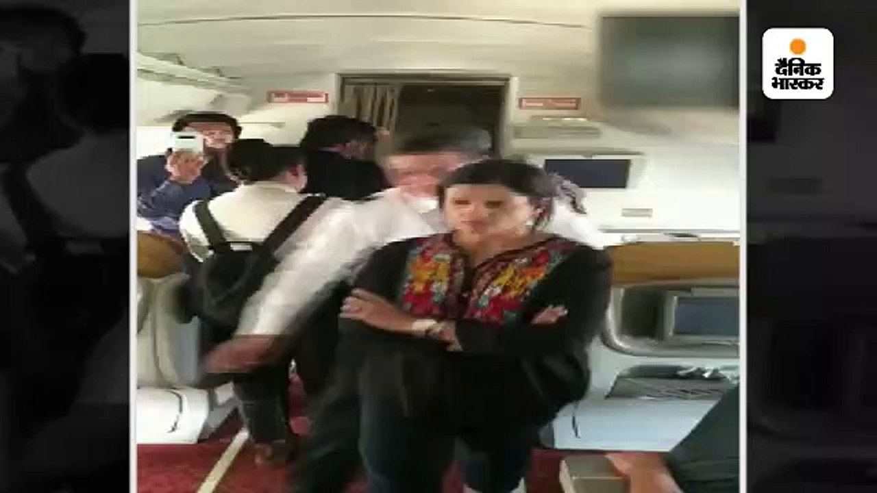 विमान लेट हुआ तो यात्रियों ने क्रू मेंबर्स के स...