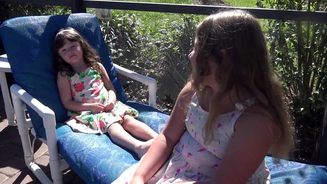 Brincando no Carrinho de Sorvete de Creme - Brincadeiras e diversão na Piscina