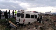 Yolcu minibüsü ile otomobil çarpıştı: 2 ölü, 12 yaralı