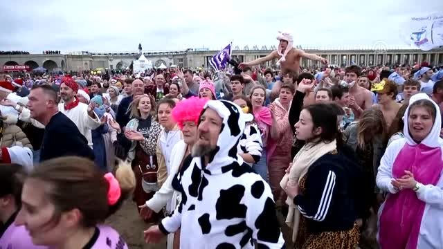 Belçika'da binlerce kişi dondurucu soğukta denize girdi