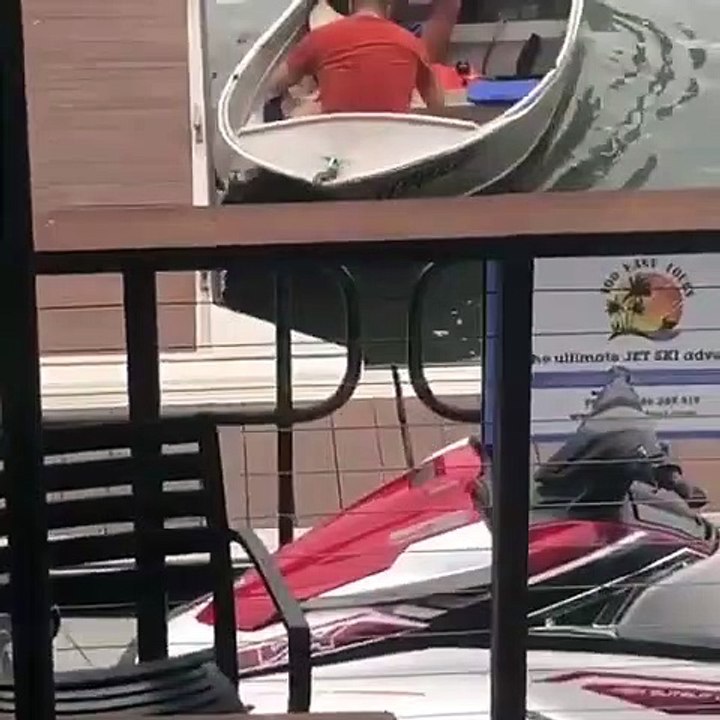 Ils chavirent en démarrant le bateau à moteur... FAIL